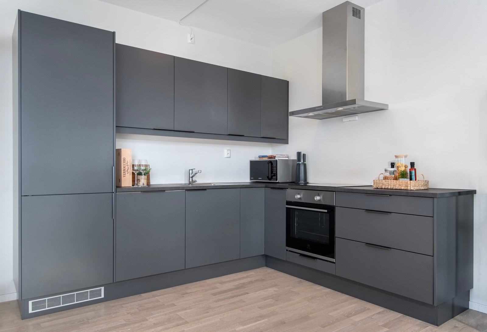 Slette fronter i varm grå farge, luftventilator med stålhette. Galleribilde