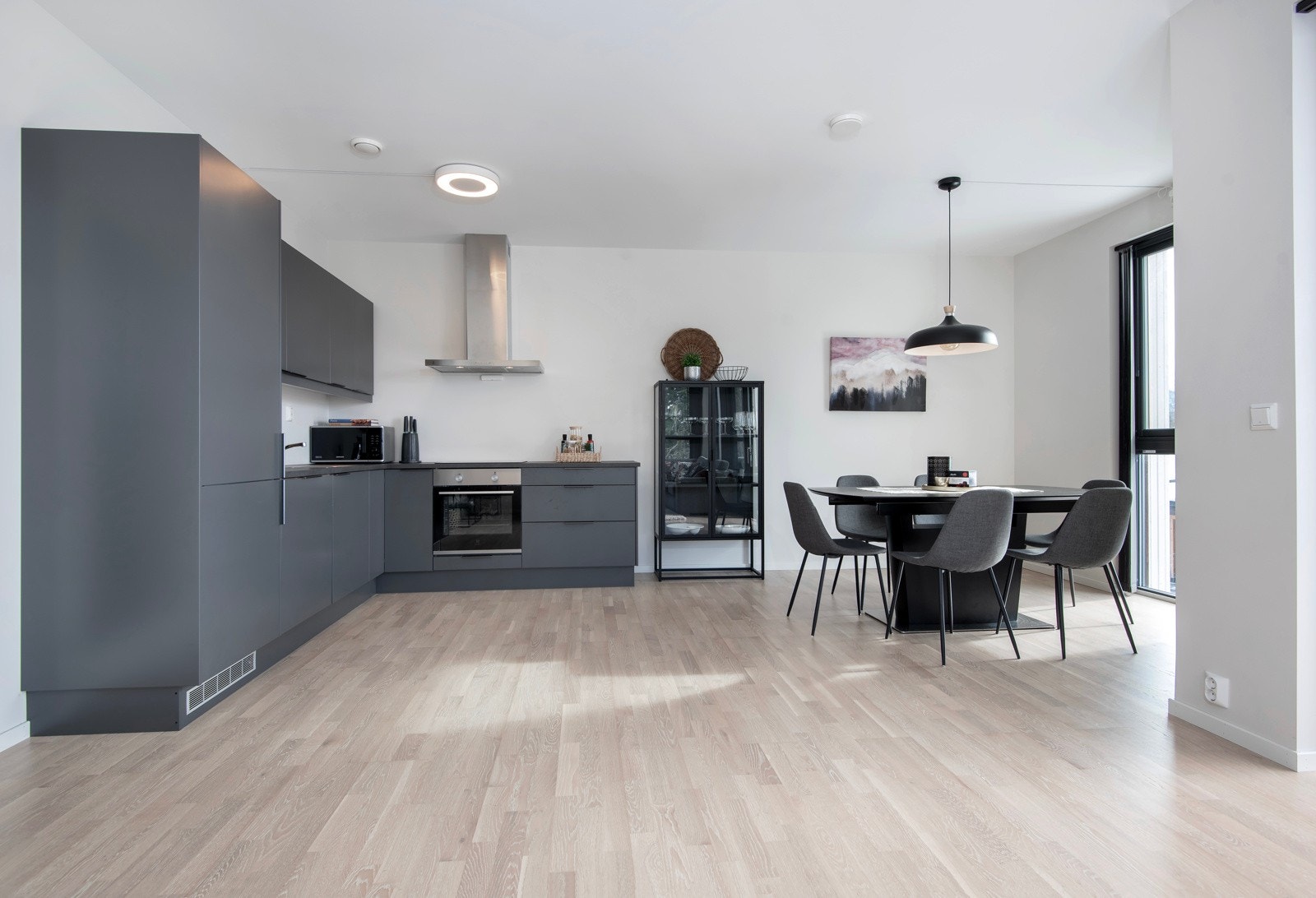 Moderne og lekkert kjøkken fra Sigdal. De integrerte hvitevarene medfølger. Galleribilde