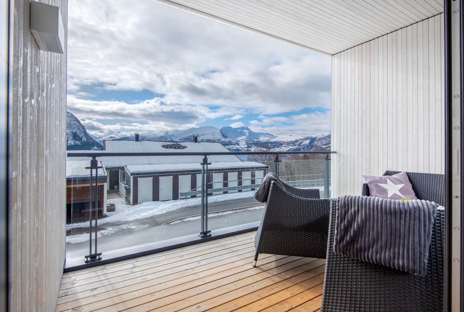 Fra stuen er det utgang til denne solrike verandaen med flott utsikt. Galleribilde