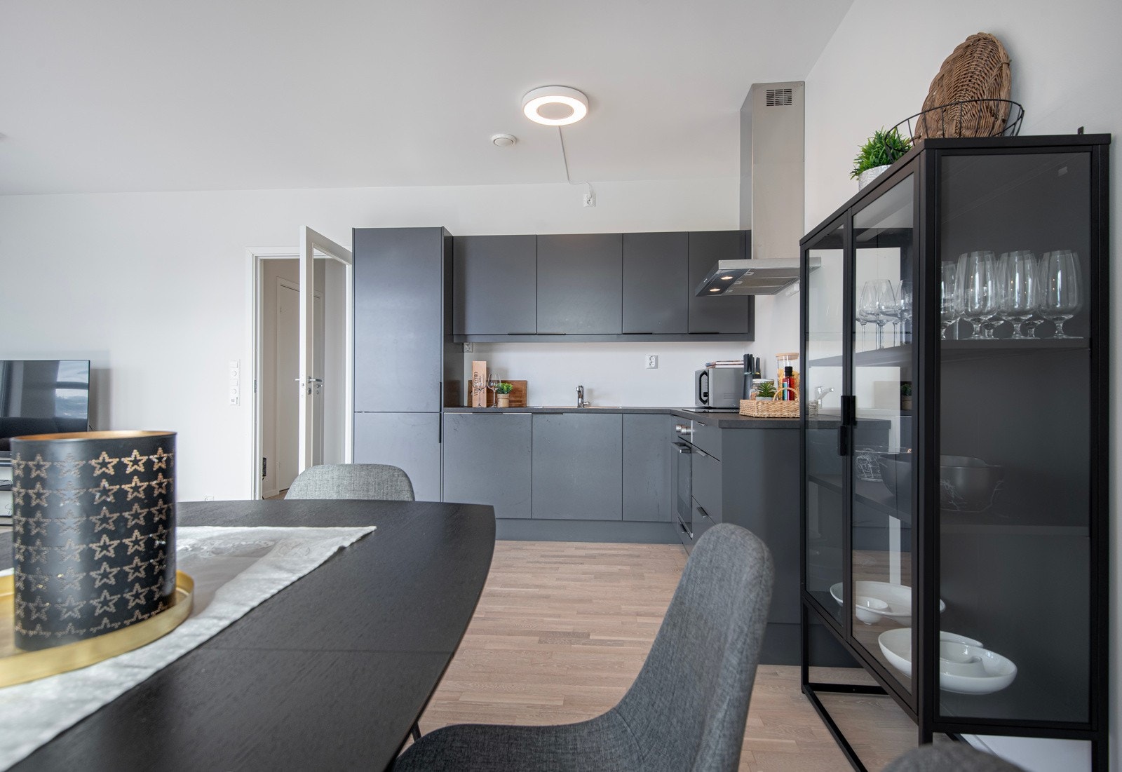 God plass til spisestue og vitrineskap om ønsket. Galleribilde