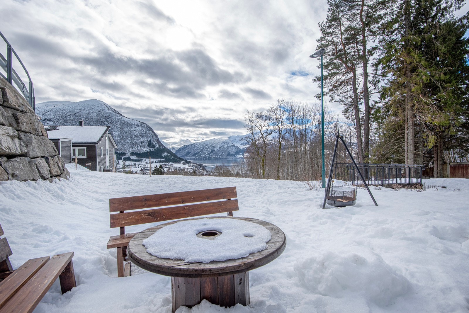Fellesområdet med benker og bålpanne. Galleribilde