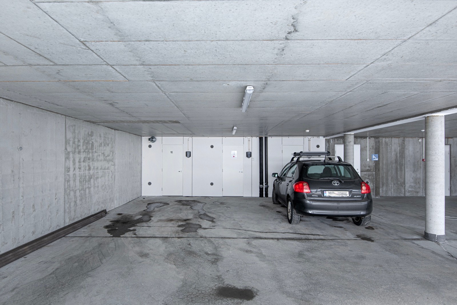 Det tilhører parkeringsplass hvor det er montert el-bil lader. Galleribilde