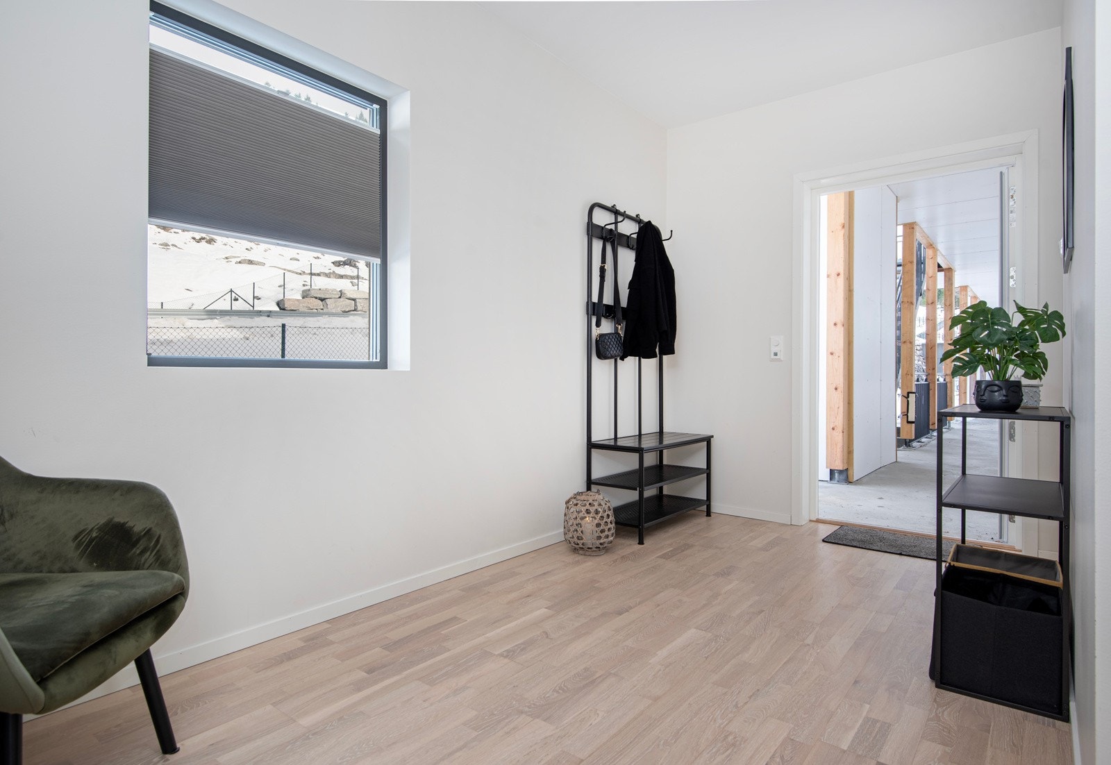 Velkommen inn! Lys og pen entré med plass til oppbevaring av yttertøy og sko.Det er god plass til å montere garderobe her om ønsket. Galleribilde