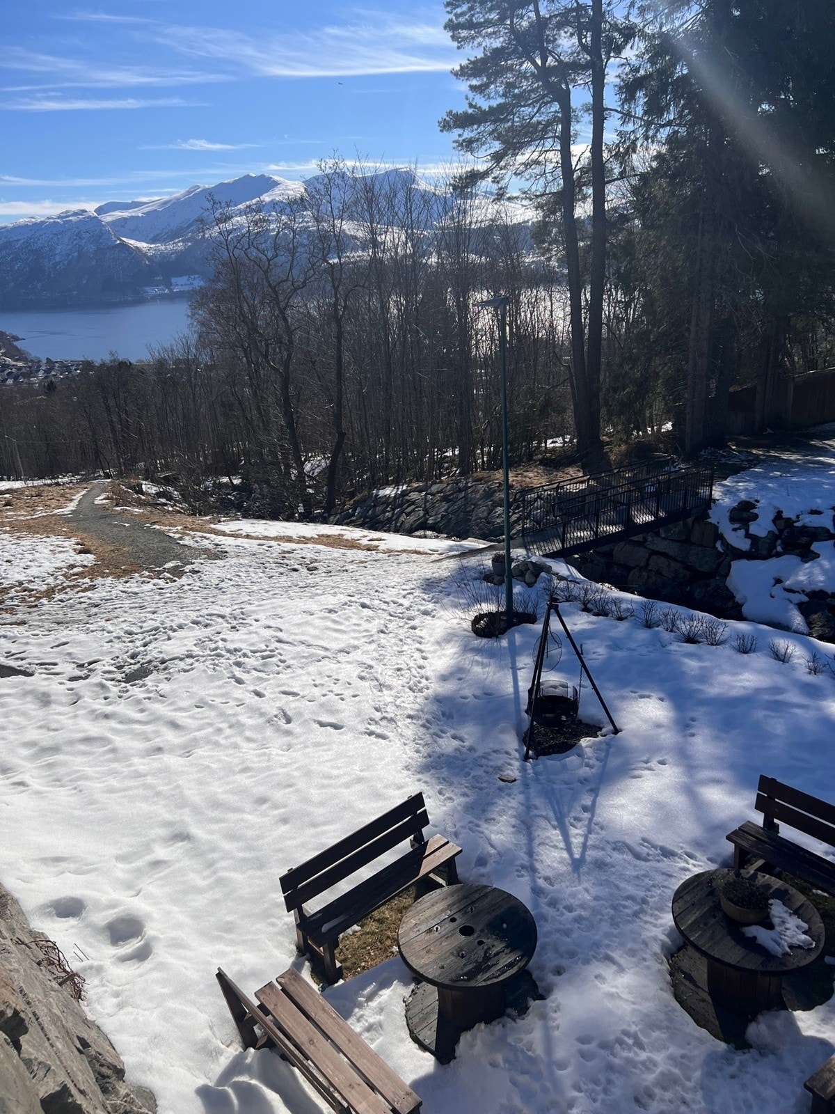 Og i andre enden ved elven er det tilordnet med benker og bålpanne som alle beboerne kan benytte. Her er det bru over elven og lettvint tilgang til turveier/ gangveier til fjells eller til sentrum om en det vil. Galleribilde