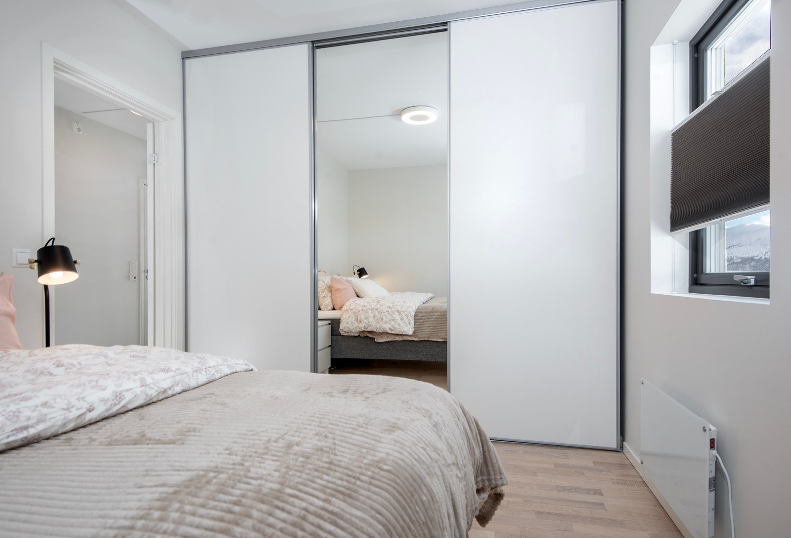 På soverommet er det en romslig Elfa skyvedørsgarderobe med speilfront på ene døren. Galleribilde