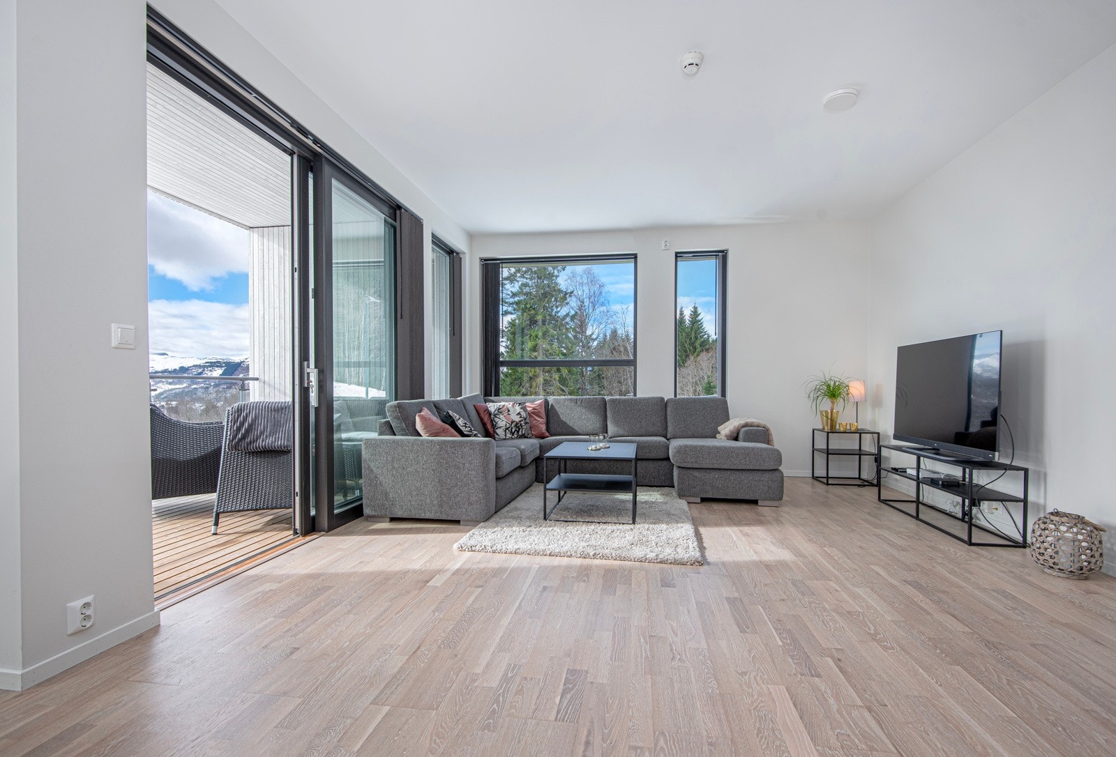 Stuen er romslig og lys med store vinduer. Det er varmekabler i gulv i stue, gang og bad. Galleribilde