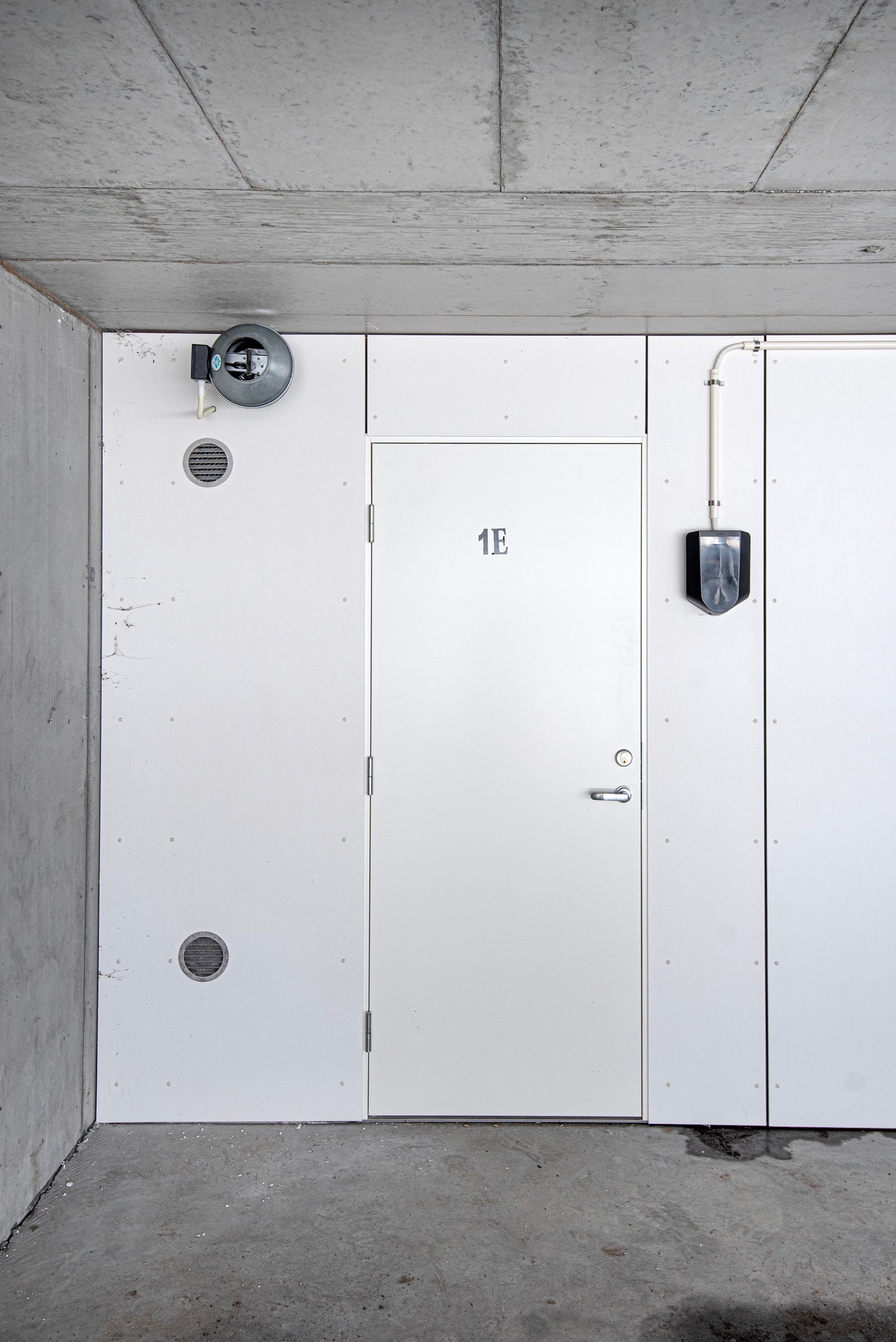 I forkant av parkeringen er det en romslig sportsbod med god ventilasjon. Galleribilde