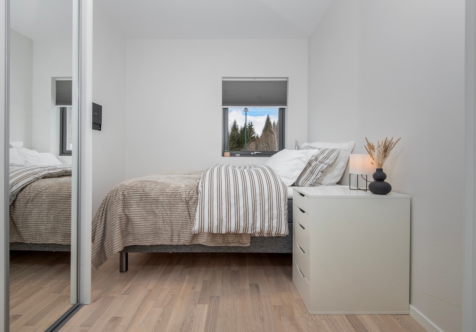 Det er 2-veis tekstil plissegardiner på alle vinduer i soverommene. Skyvedørsgarderobe også i dette soverommet. Galleribilde