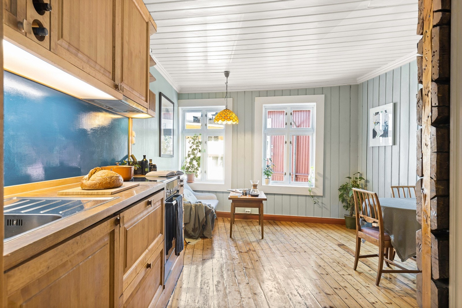 Et herlig oppholdsrom med god plass til sofa, salongbord og et spisebord som finner sin naturlige plass i tilknytning til kjøkkenet. Galleribilde