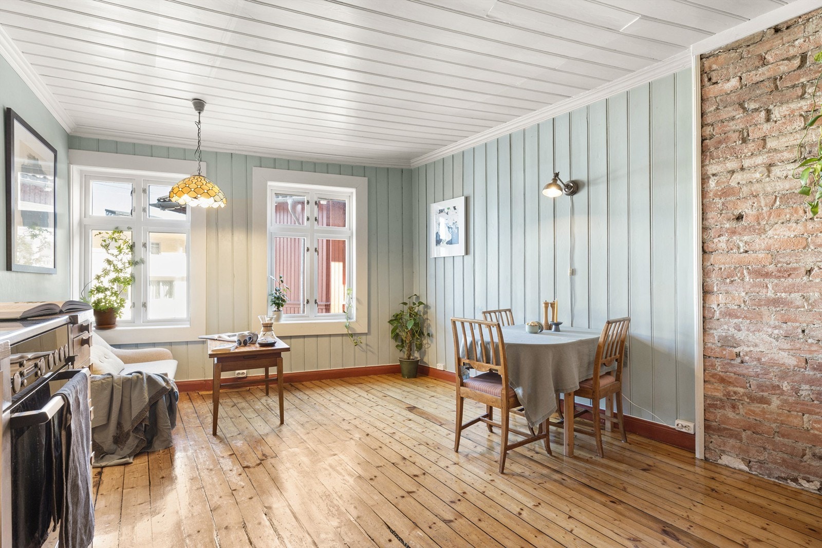 Rommet preges av to store klassiske vinduer som sørger for et fint lysinnslipp. Galleribilde