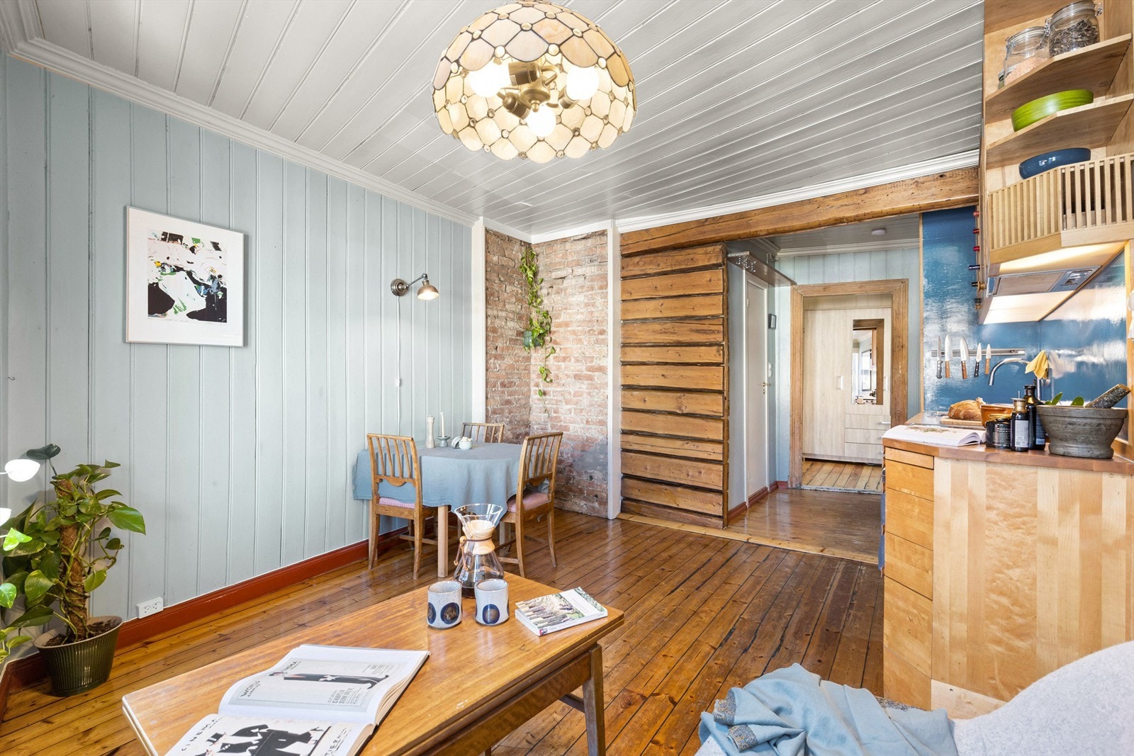 Her oser det av klassisk sjarm med panel på vegger og tak, synlig tømmer og ikke minst fremhevet teglsteinsvegg. Galleribilde