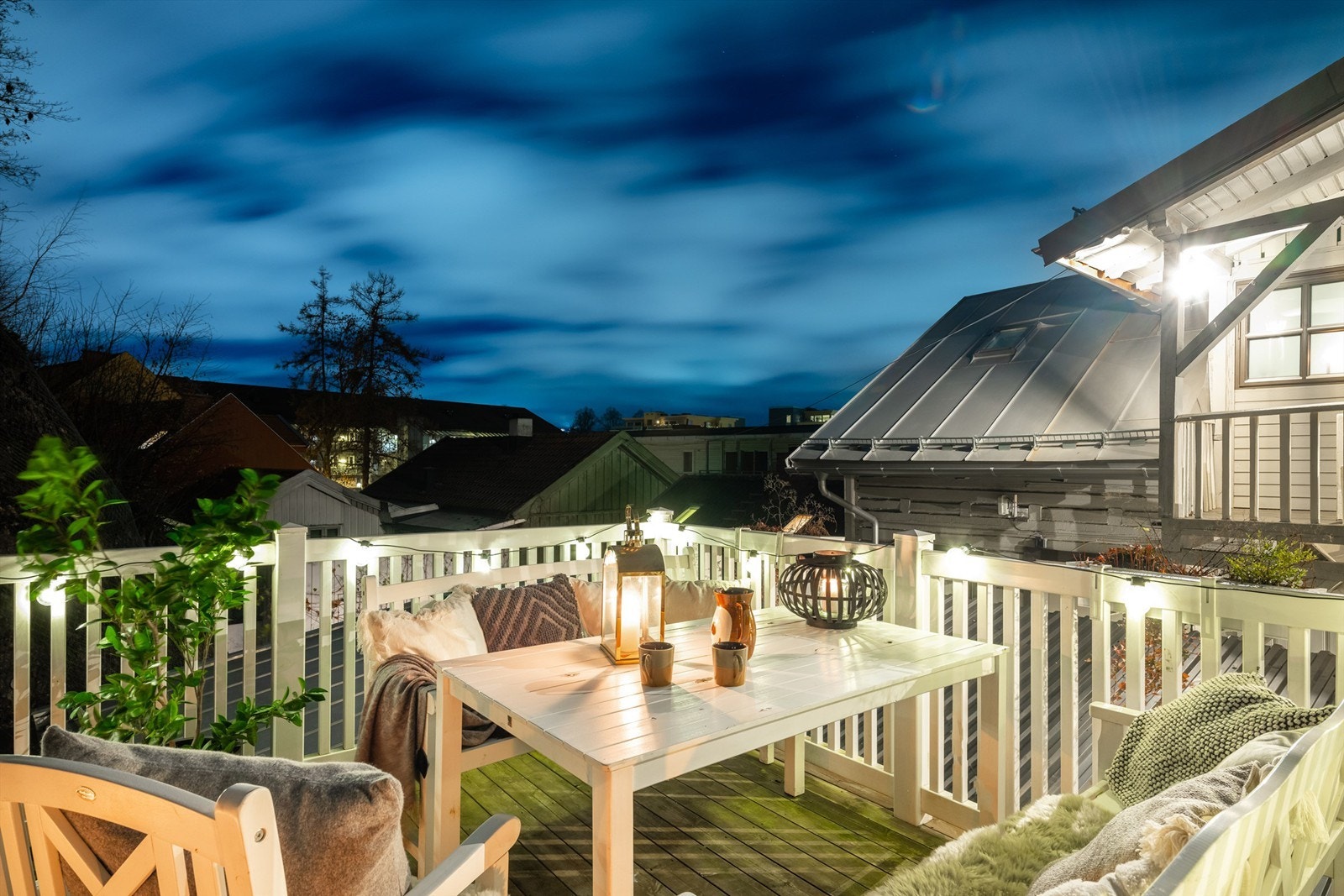 Takterrassen har en skjermet beliggenhet i bakgården, og er et yndet sted å nyte varme sommerdager i rolige omgivelser. Galleribilde