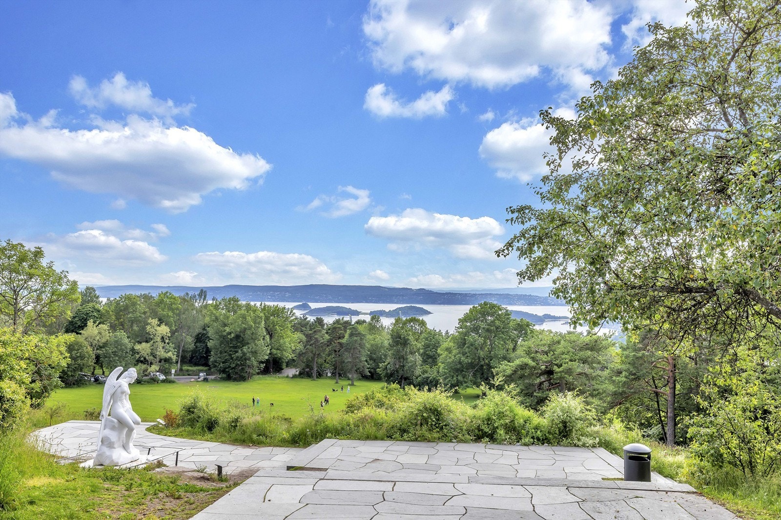 I nærheten finner du Ekeberg som er et populært og nært turmål med sine flotte rekreasjonsområder, skulpturpark og Ekebergrestauranten. Galleribilde