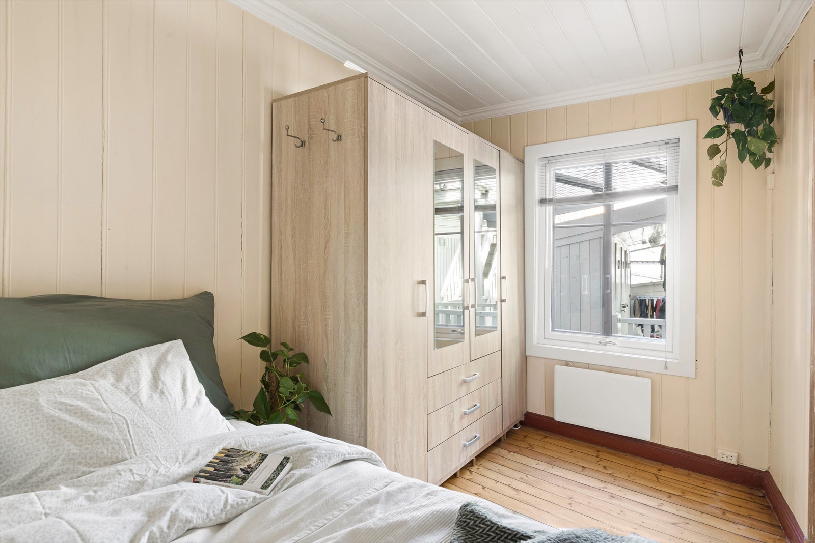 Med god størrelse på rommet er det bra med plass for både dobbeltseng og garderobe. Galleribilde