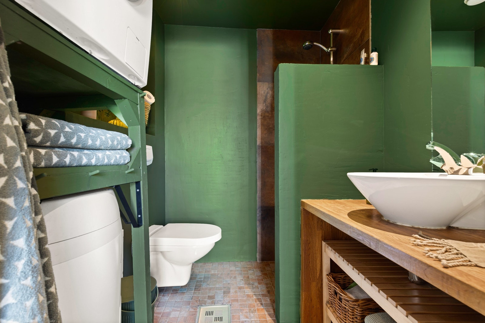 Badet har flislagt gulv med varmekabler, samt downlights belysning i tak. Ellers malte overflater på vegger og flislagte vegger i dusjnisje. Galleribilde