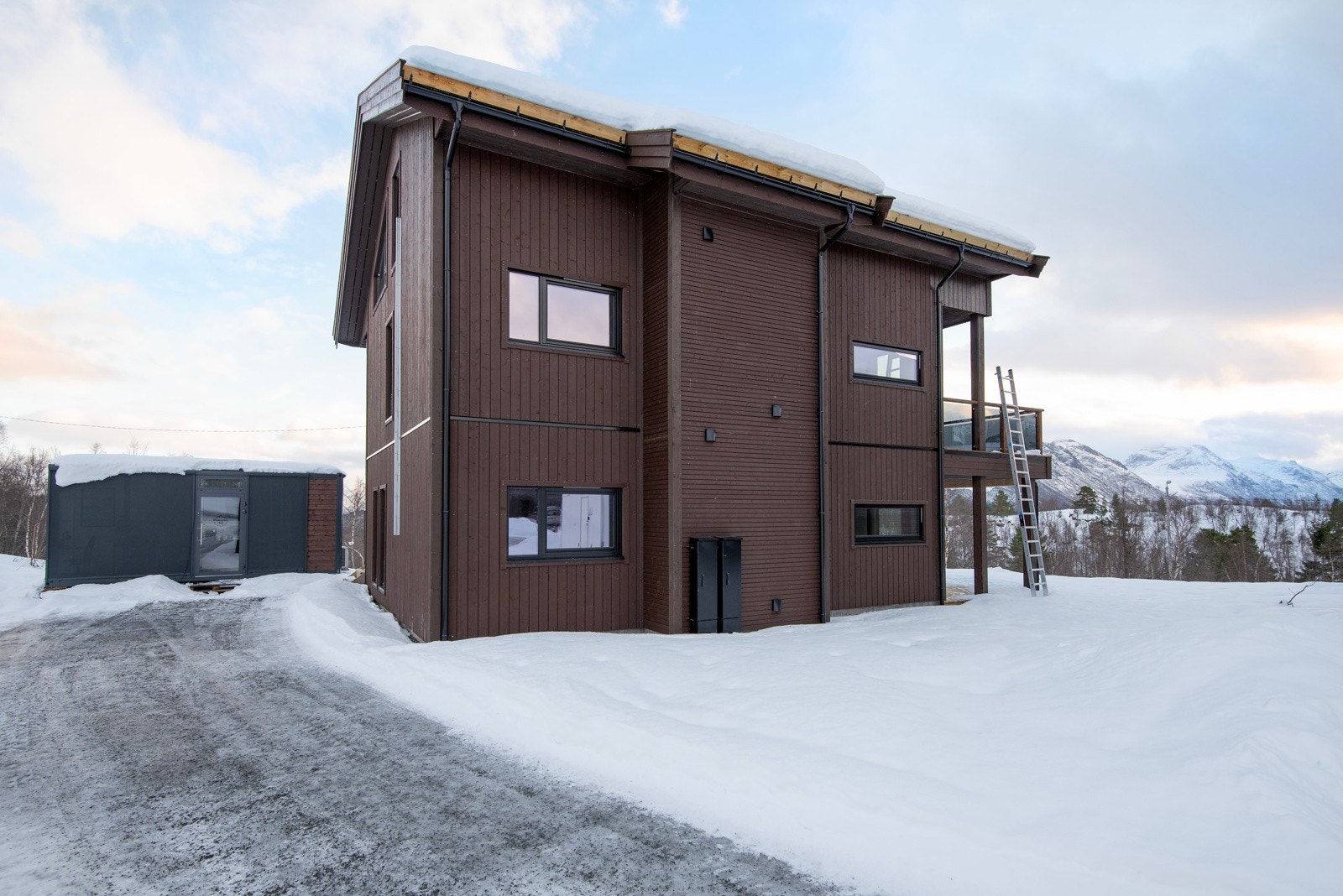 Akslene 31 - Det er god plass til parkering utenfor. Det medfølger to parkeringsplasser. Galleribilde