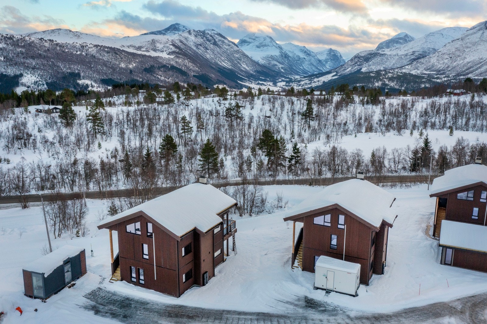 De er god plass til parkering på oversiden av byggene. Galleribilde