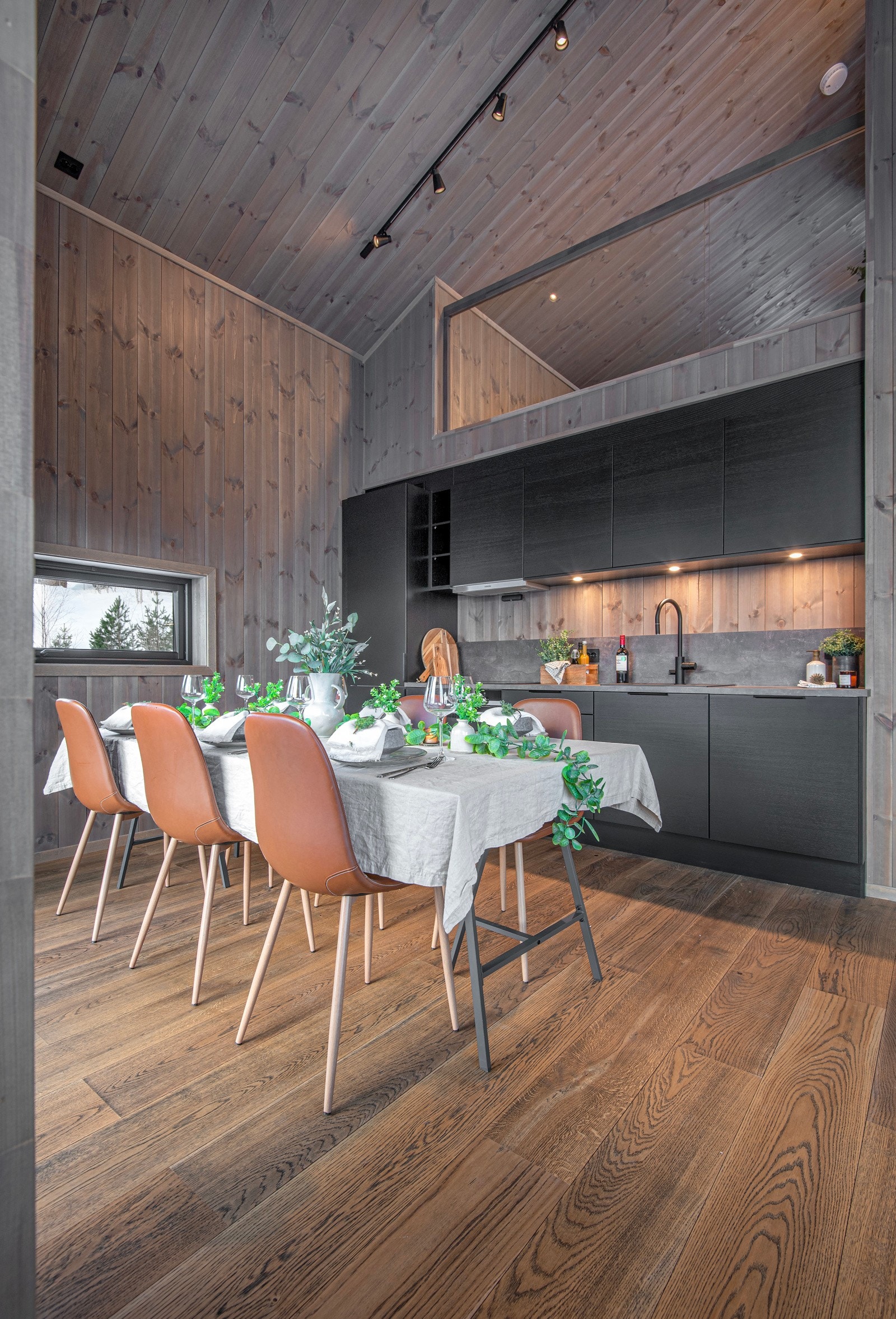 Pent kjøkken fra HTH med integrerte hvitevarer fra Siemens/AEG som passer kjøkkenet godt. Galleribilde