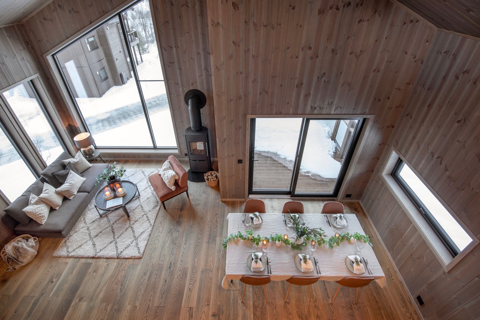 Fra hemsen mot stue og kjøkken. Galleribilde