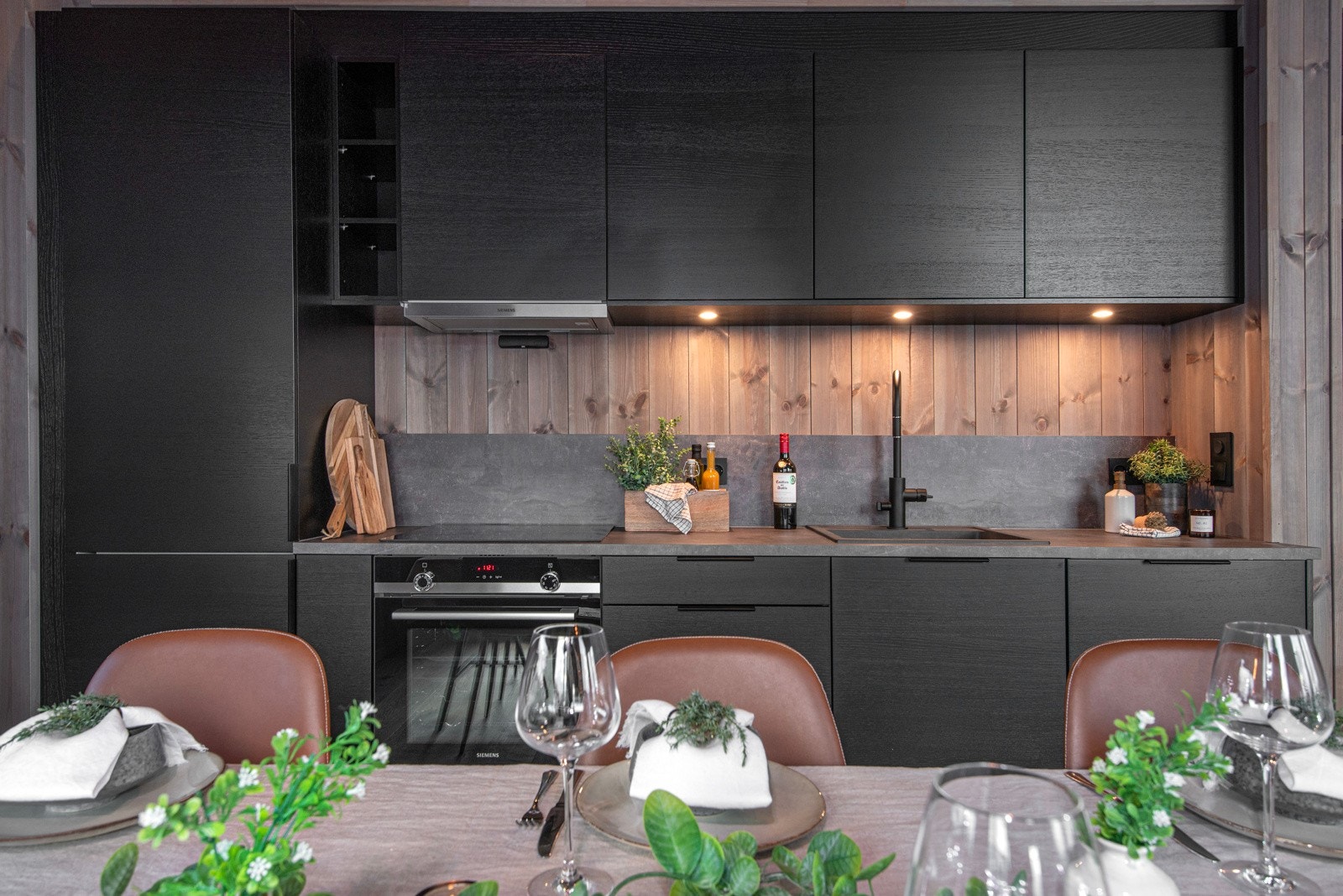 Kjøkkenet er fra HTH - HD Focus - i sort eik finer. Det er integrerte hvitevarer fra Siemens/AEG. Galleribilde