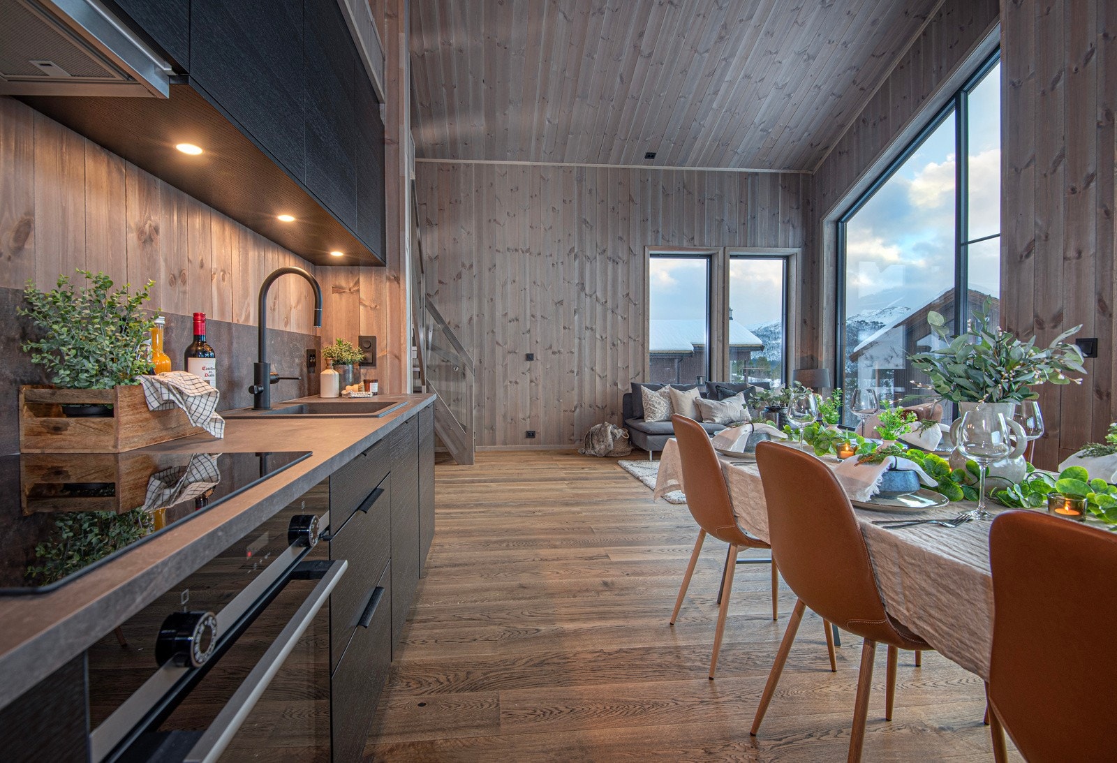 Det er godt med både skap- og benkeplass på kjøkkenet. Belysning med spotter under overskapene. Galleribilde