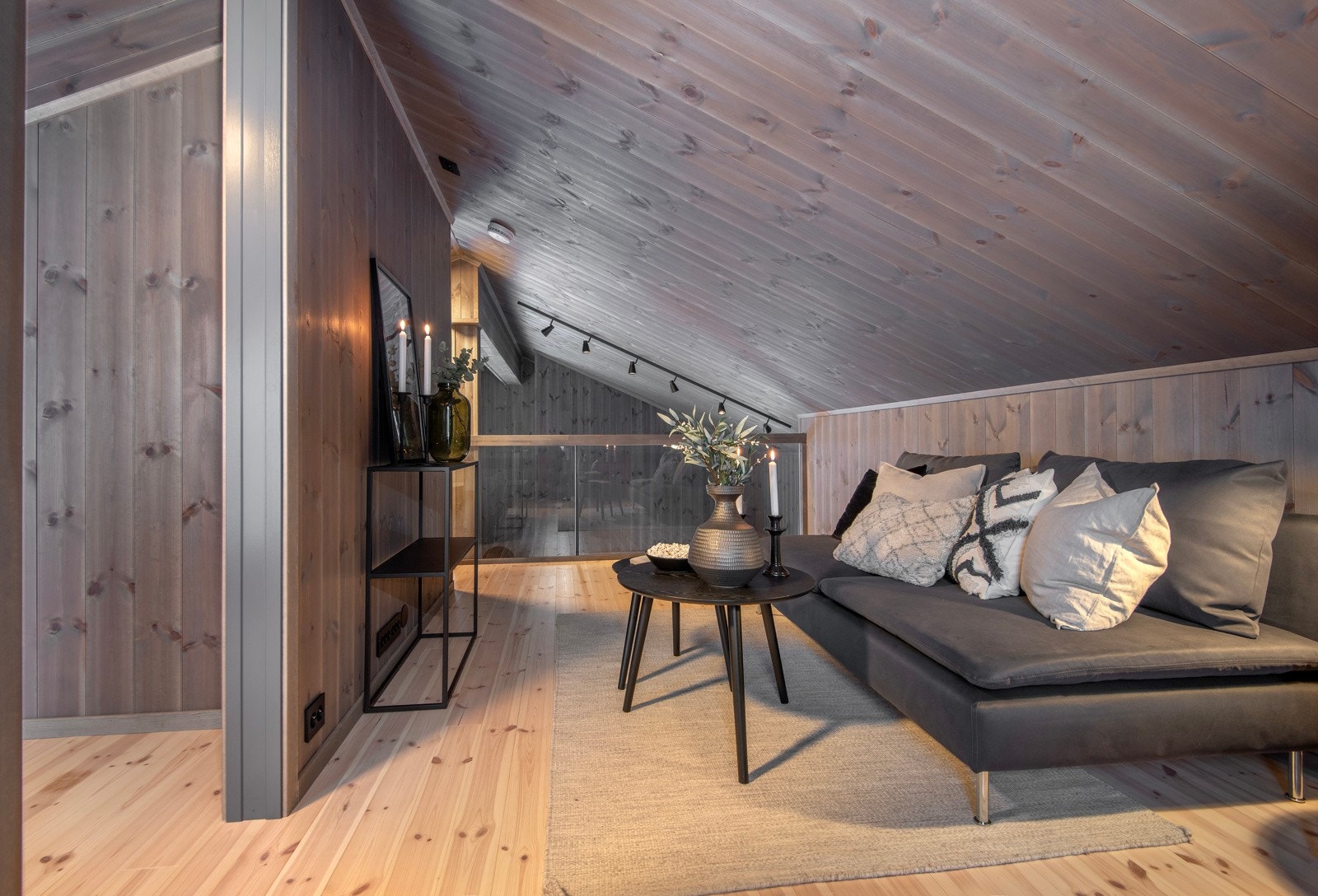 Lofststue med god plass til møblering - et ypperlig sted om familien ønsker å dele seg opp. Galleribilde