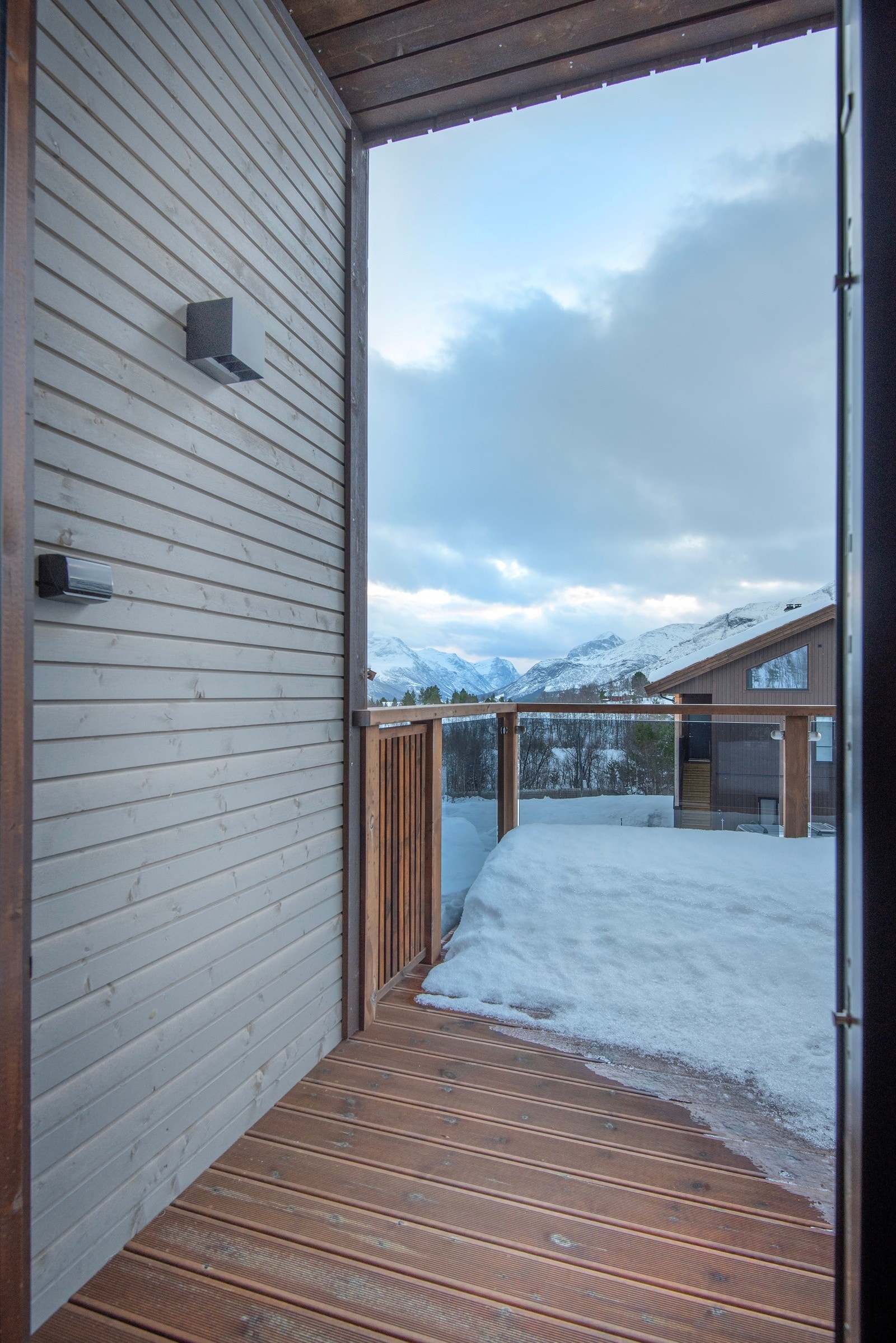 Det er utvendig belysning både på verandaen og ved inngangspariet. Galleribilde