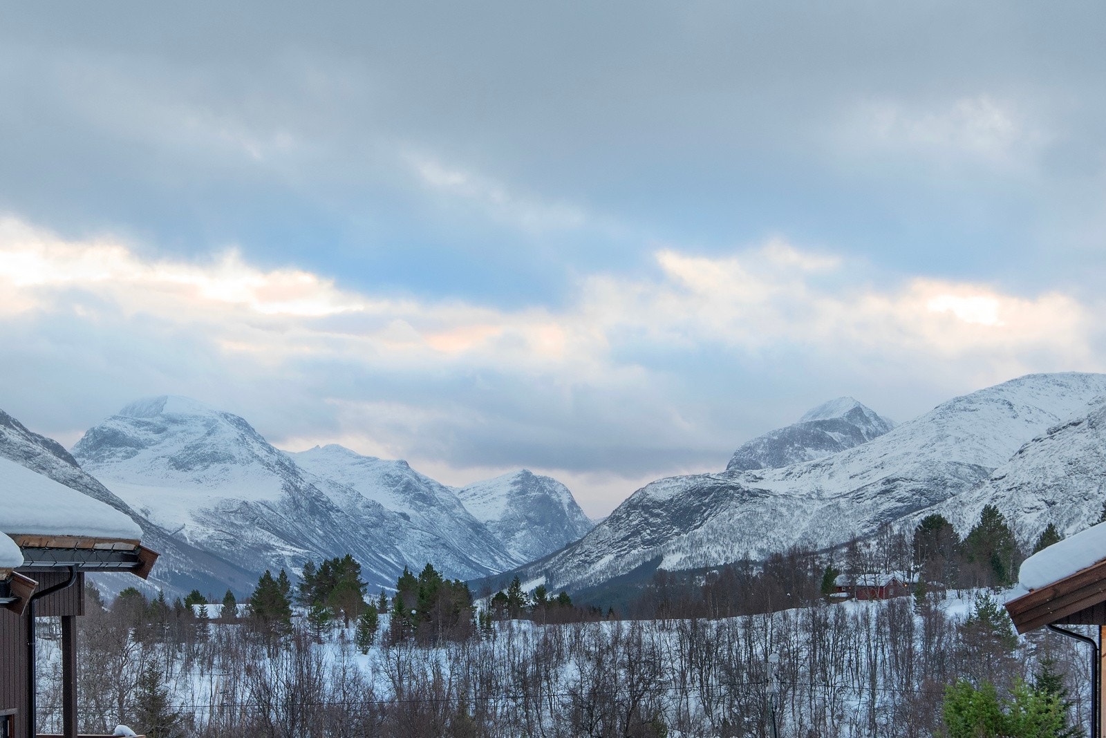 Det er fri og fin utsikt fra eiendommen. Galleribilde
