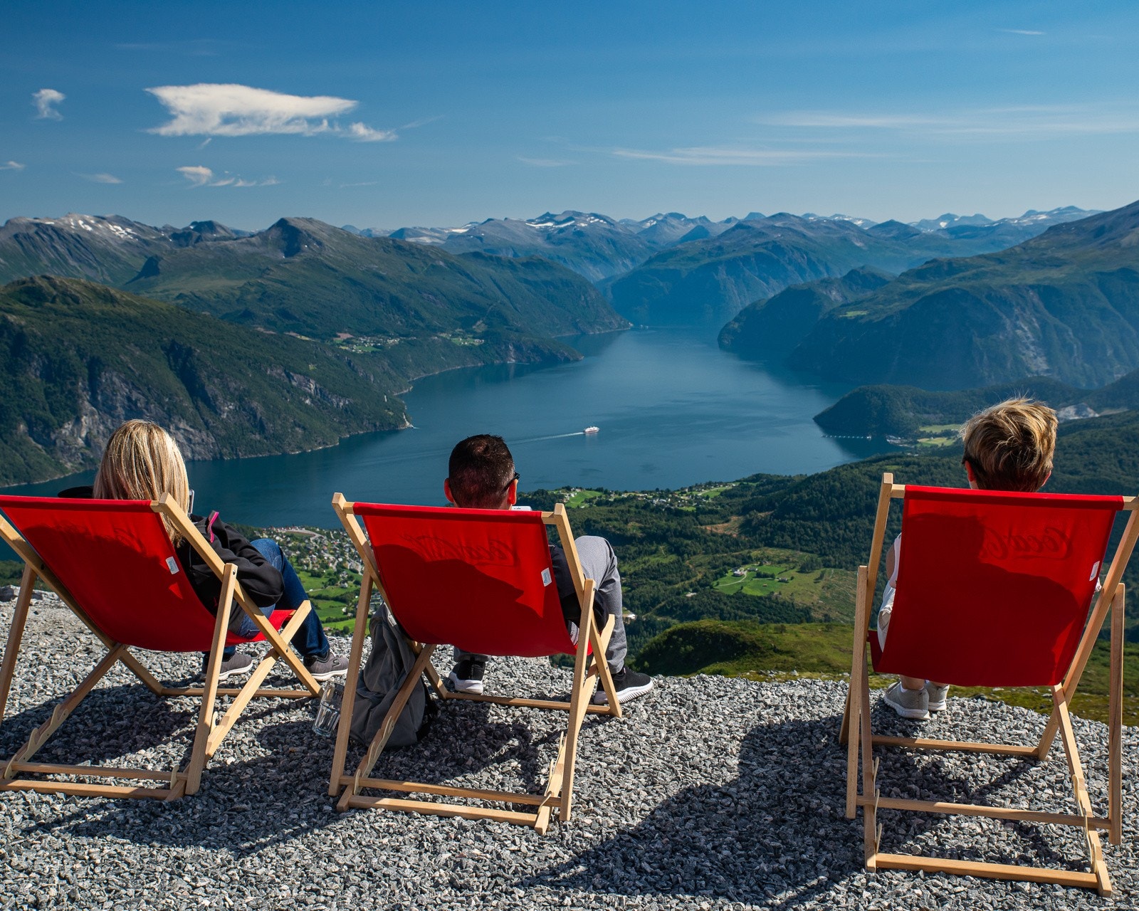 Roalden er et populært turmål sommer som vinter. Her kan man nyte den storslåtte utsikten over Storfjorden. Galleribilde
