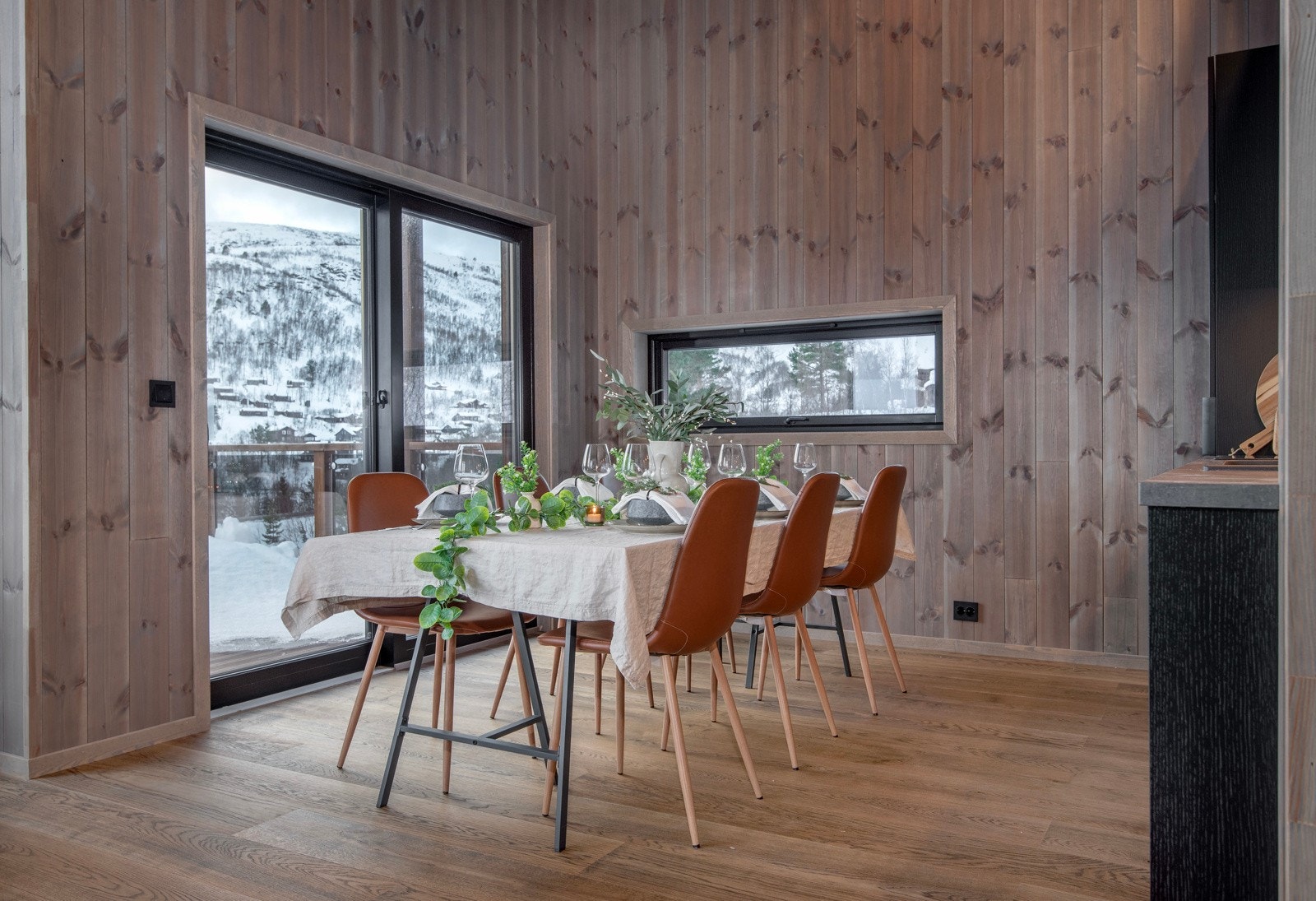 Leiligheten har en god planløsning - noe som gjør møblering enkelt. Det er god plass til spisestue ved kjøkkenet. Galleribilde