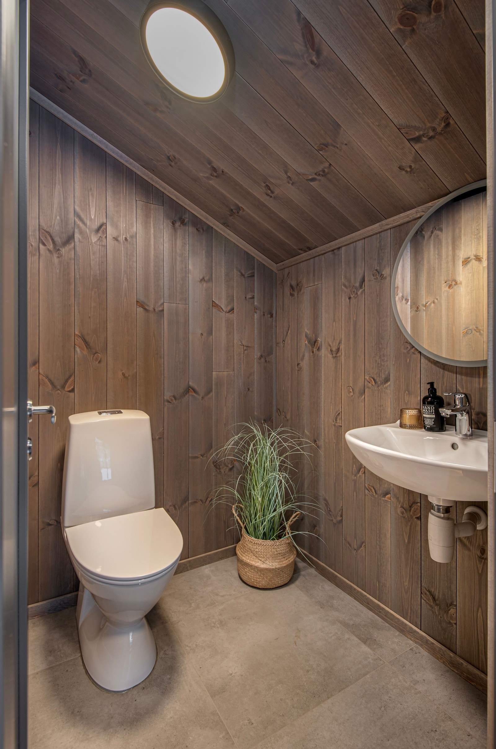 Toalettrom på hemsen. Her er toalett og servant. Galleribilde