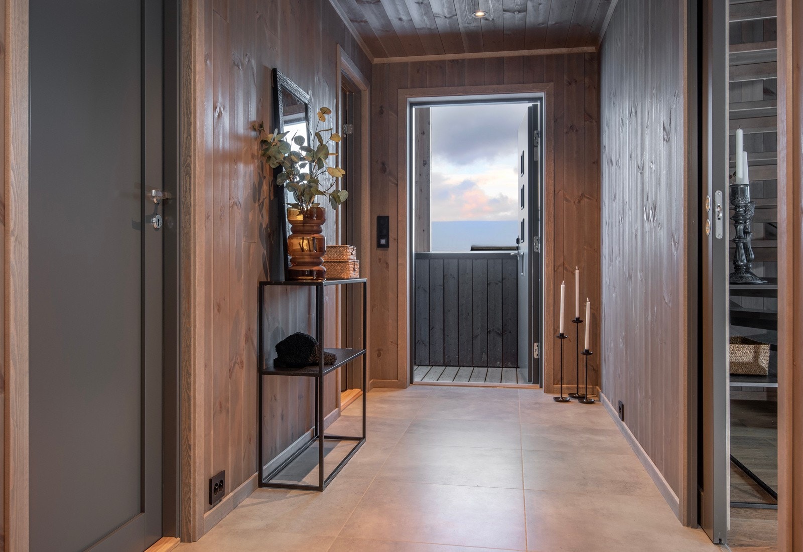 Velkommen inn. Det er lagt fine 60x60 fliser og varmekabler i entréen. Til venstre er det inngang til vaskerommet. Galleribilde