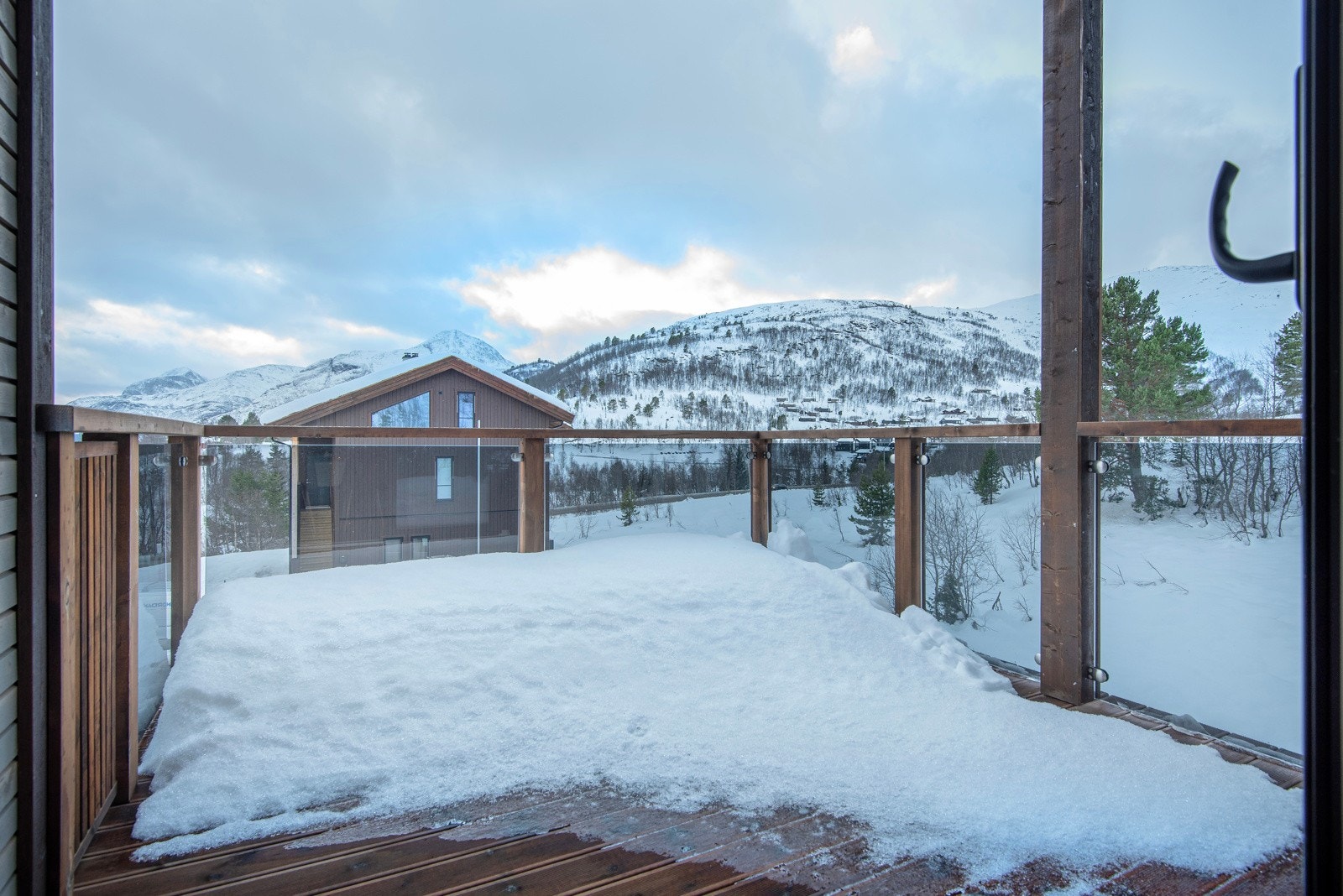 Verandaen har fin størrelse - er sørvendt og har gode solforhold. Galleribilde