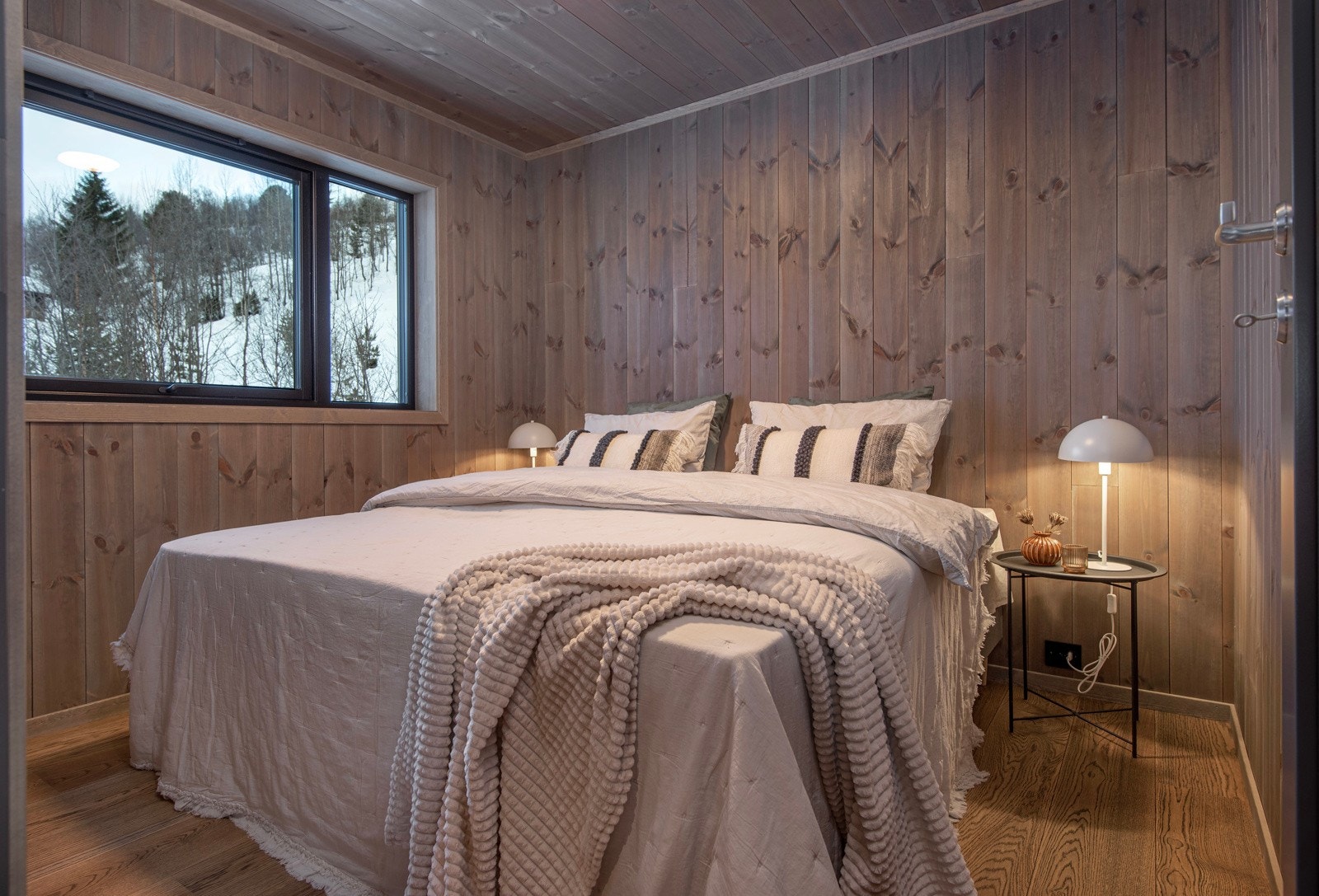 Det er tre soverom i leiligheten, samt loftstue på hemsen. Galleribilde