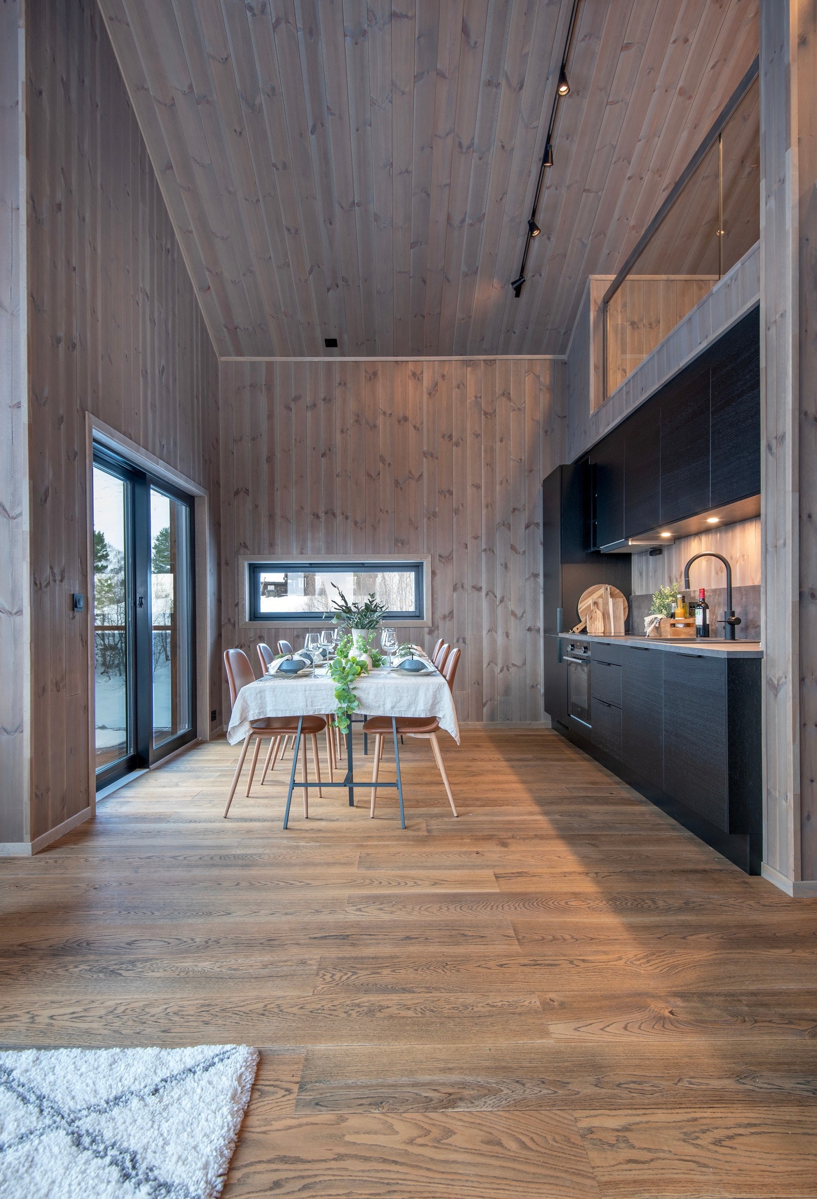 Det er vinduer på tre sider i stue/kjøkken - dette gir godt med naturlig lysinnslipp. Galleribilde