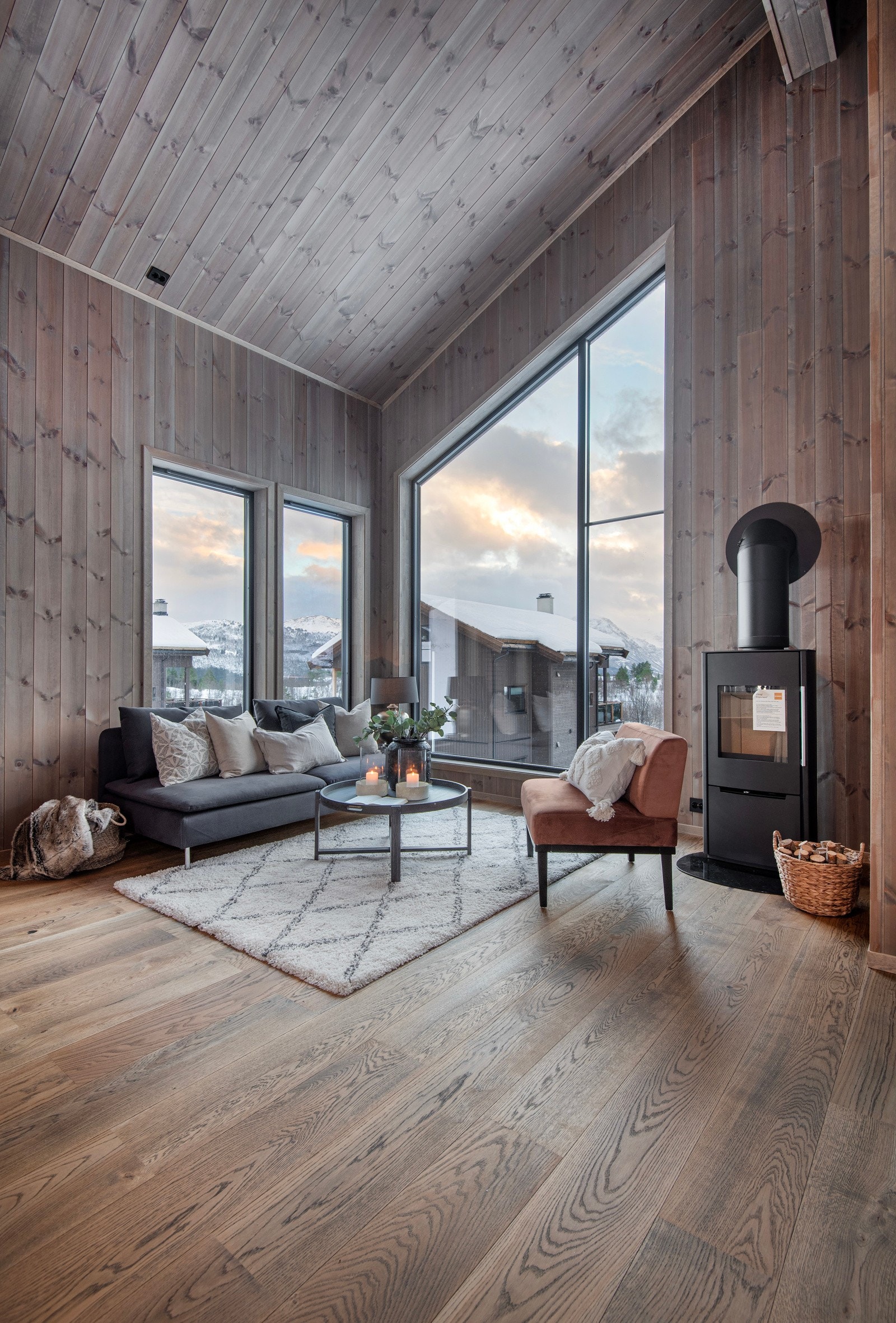 De takhøye vinduene gir godt lysinnslipp og bidrar til en god romfølelse. Galleribilde