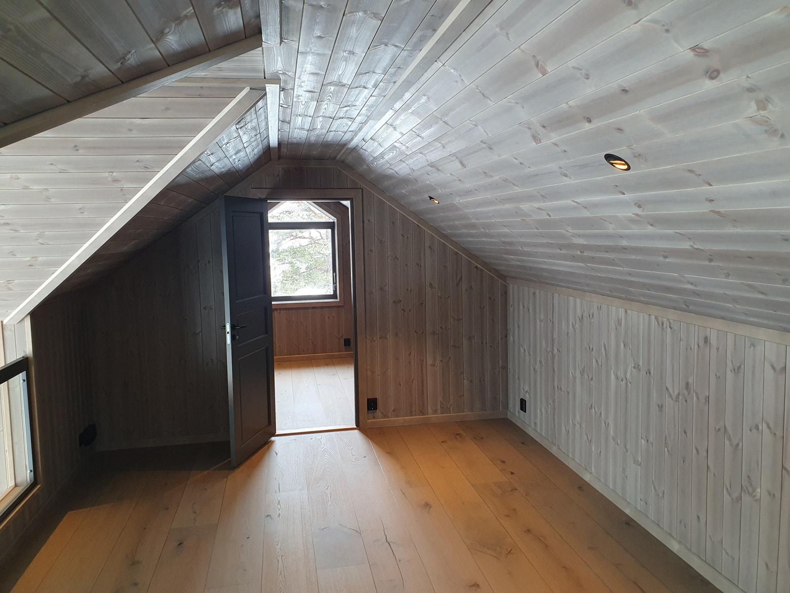 Loftstue, skigardsgrå Moelven sprekkpanel, >Savalen. Galleribilde