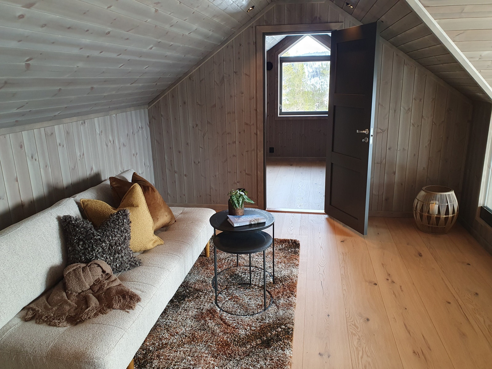 Bilder fra møblert Solheim 100, loftstue Galleribilde