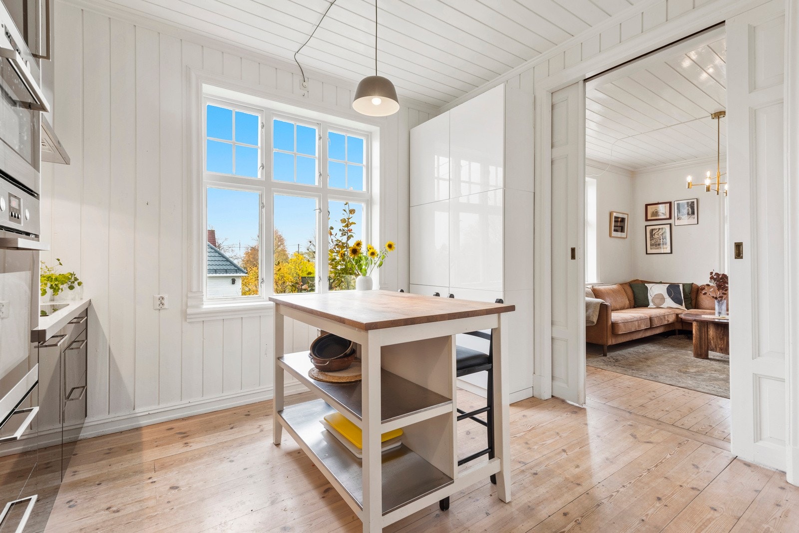 Praktisk innredet med kjøkkenøy Galleribilde