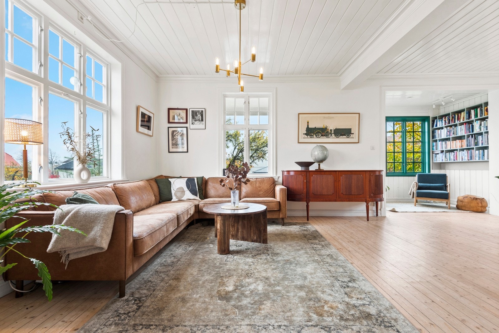 Det første du ser når du går inn i stuen er de store vindusflatene. Her slippes det inn godt med naturlig lys. Galleribilde