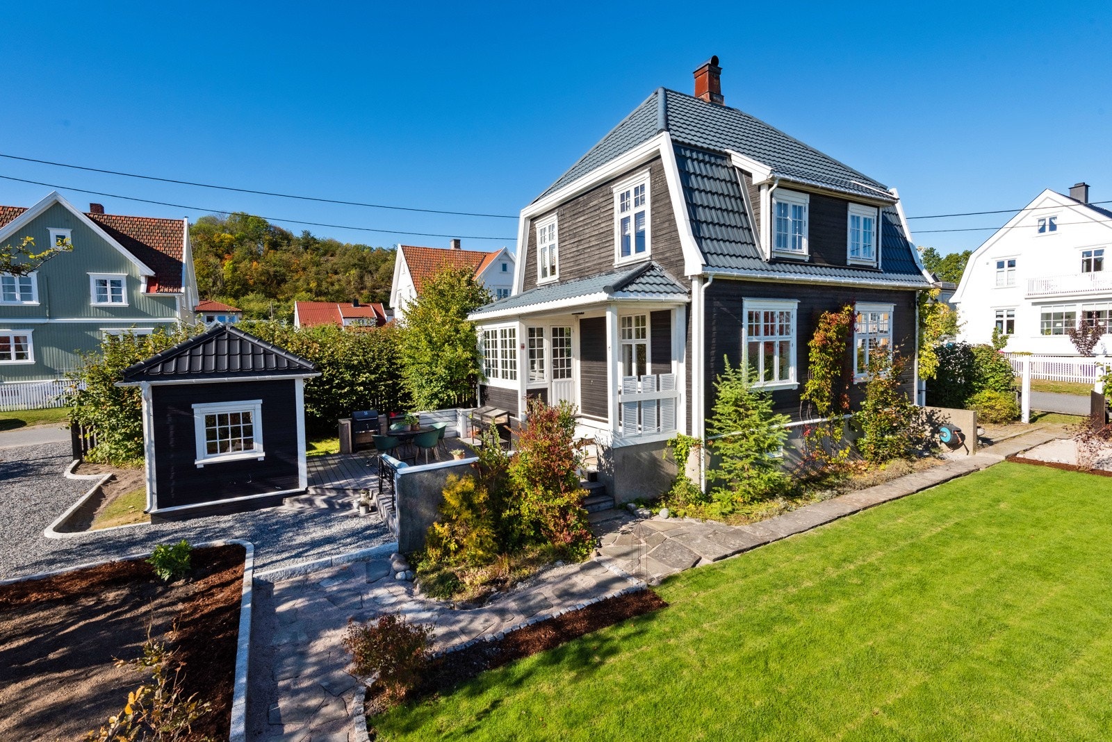 Eline Vo v/ Privatmegleren Moss har gleden av å ønske deg velkommen på visning til denne flotte eneboligen på Jeløya i Moss. Galleribilde