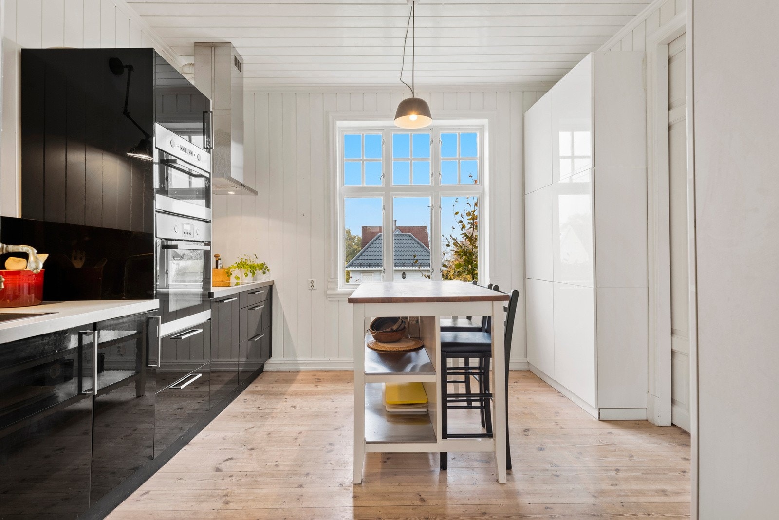 Flott kjøkken i sortglans utførelse. Praktisk innredet med kjøkkenøy. Kjøkkenet har slette fronter og laminat benkeplate. Integrert komfyr, platetopp, kjøleskap, fryseskap, mikrobølgeovn og oppvaskmaskin. Alle integrerte hvitevarer medfølger Galleribilde