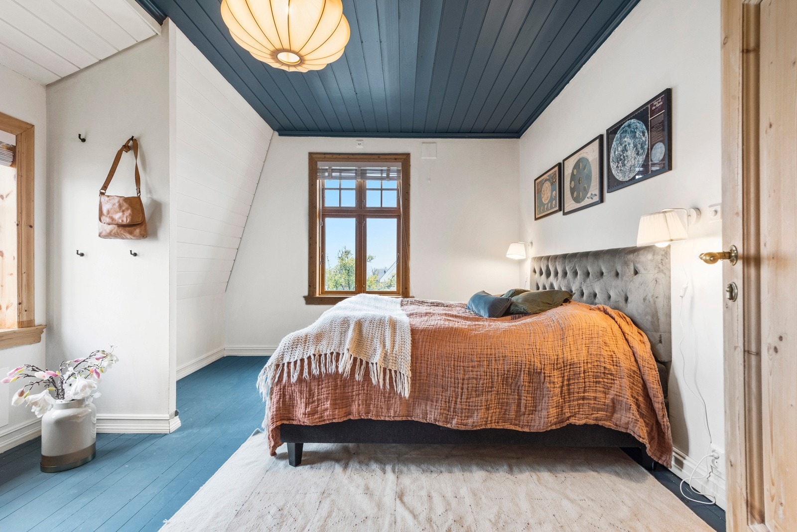 Selger har vært i kontakt med Byantikvaren. De har gitt selger positive tilbakemeldinger på å sette inn terrasse mot syd i andre etasje med utgang fra begge soverom. Galleribilde