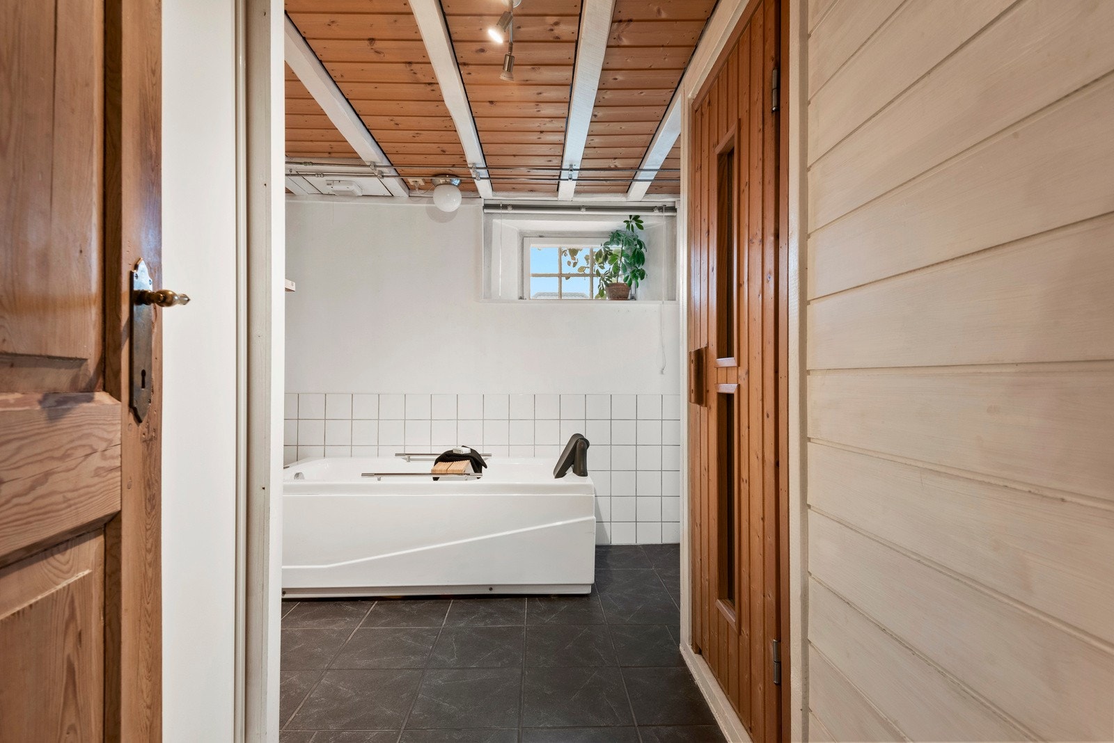 Stort og romslig bad med opplegg for vaskemaskin og tørketrommel. Galleribilde