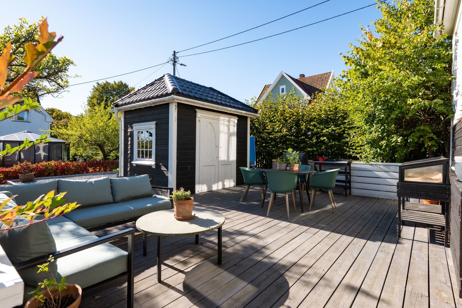 Gode lagringsmuligheter i en utvendig bod på ca. 8m². Galleribilde