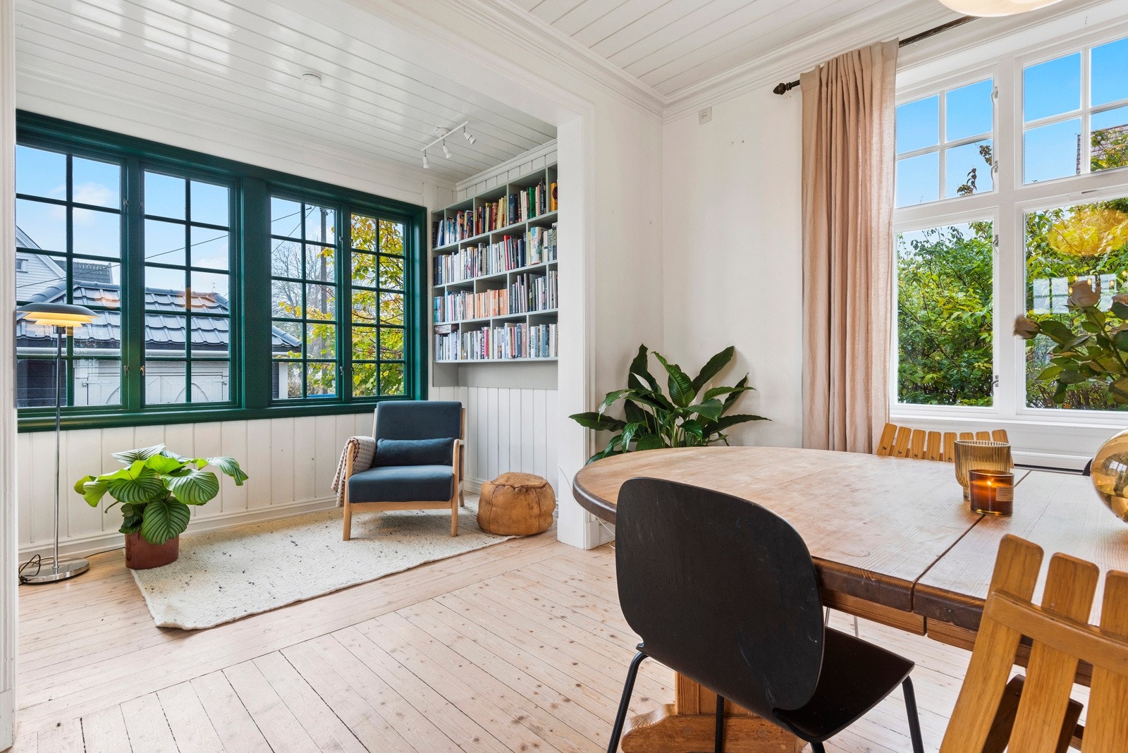 Fra stuen er det utgang til en solrik terrasse. Galleribilde