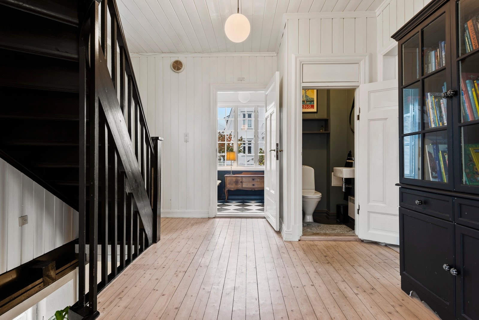 Innvendig gir boligen et innbydende inntrykk med god takhøyde og behagelige fargevalg. Galleribilde