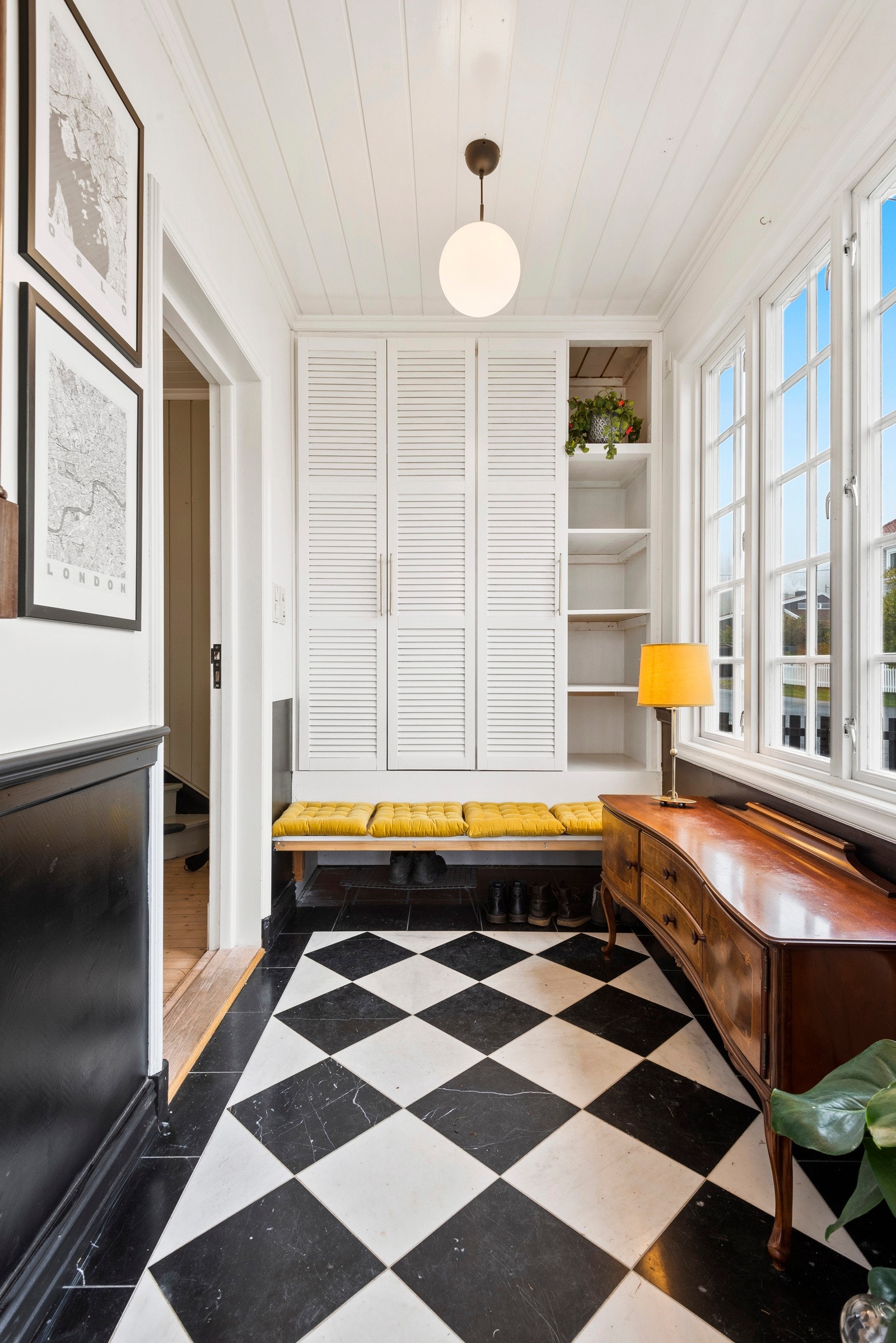 Velkommen inn! Romslig gang med god plass til oppbevaring av yttertøy og sko. Galleribilde