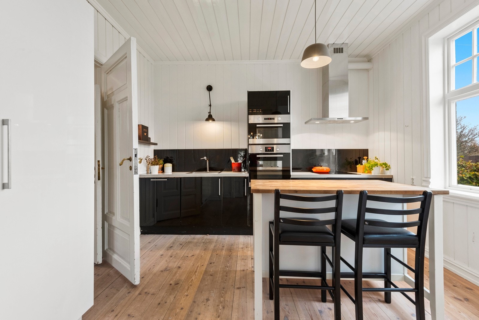 Det er adkomst til kjøkkenet fra både vindfang og stuen. Galleribilde