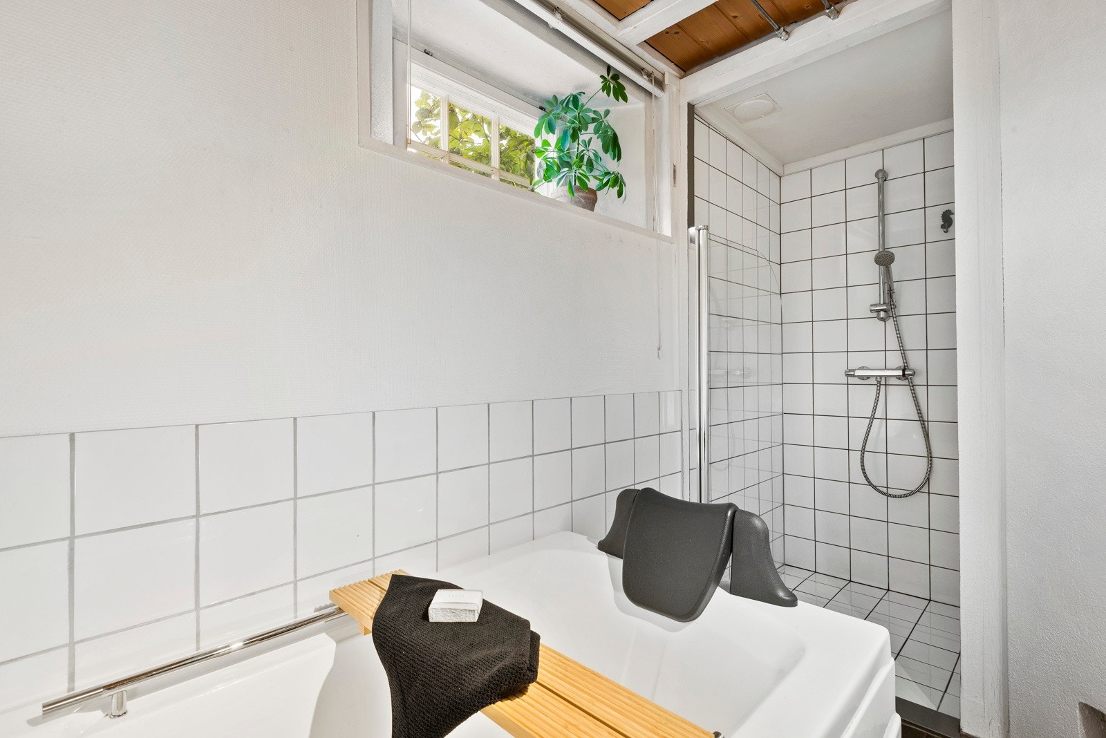 Badet er innredet med både badekar og dusjhjørne. Galleribilde